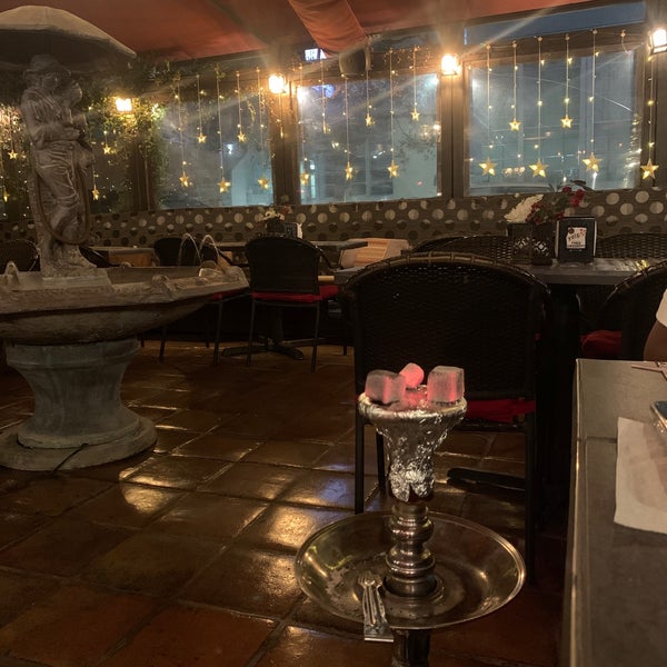 รูปภาพถ่ายที่ Liwan Restaurant &amp; Hookah Lounge โดย ALAWE77 เมื่อ 9/14/2021