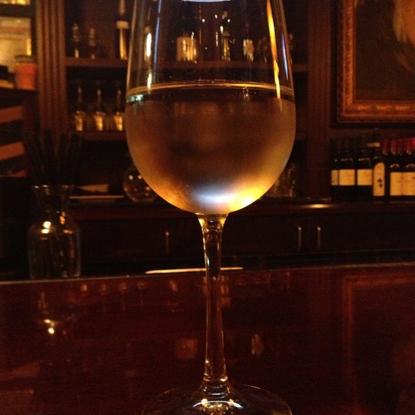 Foto tirada no(a) Absolve Wine Lounge por Kiara em 4/29/2013