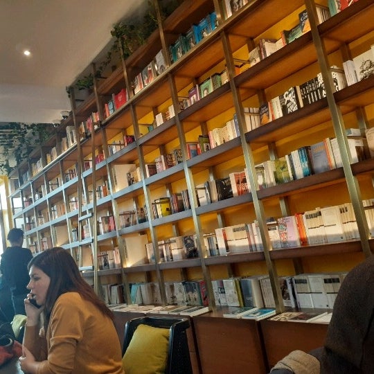 Foto scattata a Hypatia İstanbul Kitabevi &amp; Cafe da Emel İ. il 1/24/2020