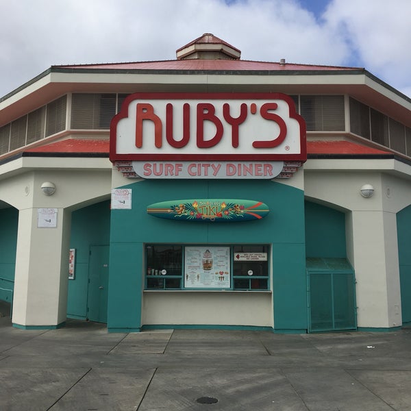 รูปภาพถ่ายที่ Ruby&#39;s Diner โดย Ferdie Y. เมื่อ 9/9/2019