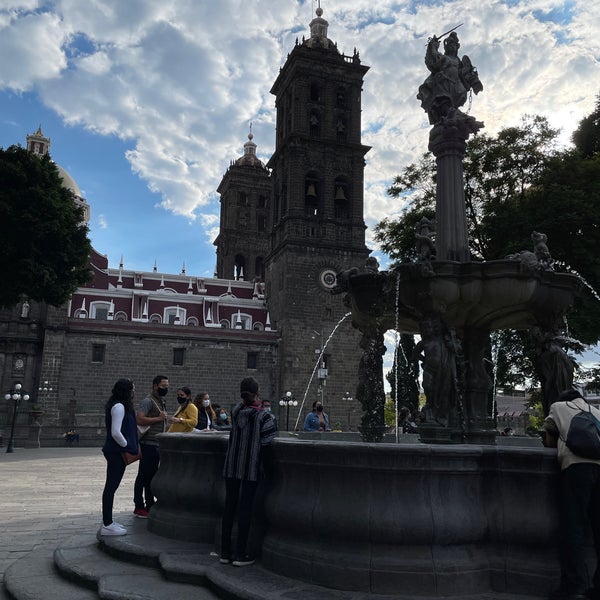 รูปภาพถ่ายที่ Zócalo โดย Gabriela C. เมื่อ 10/18/2021
