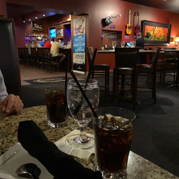 Foto scattata a Firefly Restaurant &amp; Lounge da F il 3/15/2020