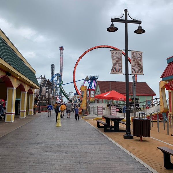 Foto scattata a Galveston Island Historic Pleasure Pier da F il 11/30/2019