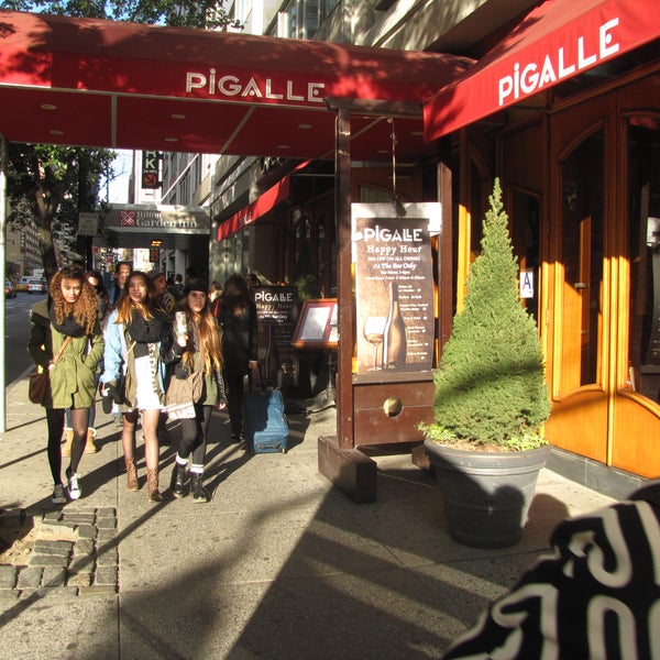 Foto diambil di Pigalle Brasserie oleh Pigalle Brasserie pada 10/31/2013