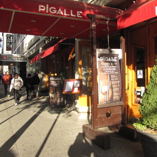 Photo prise au Pigalle Brasserie par Pigalle Brasserie le10/31/2013