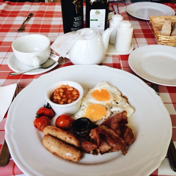 Angielskie śniadanie - dobre, miejsce ma świetny klimat, polecam!