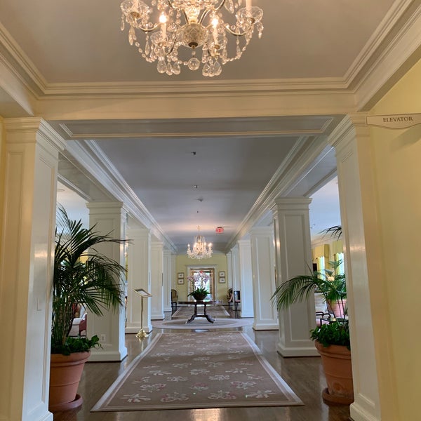 Foto diambil di The Carolina Inn oleh Jackelin E. pada 6/6/2019