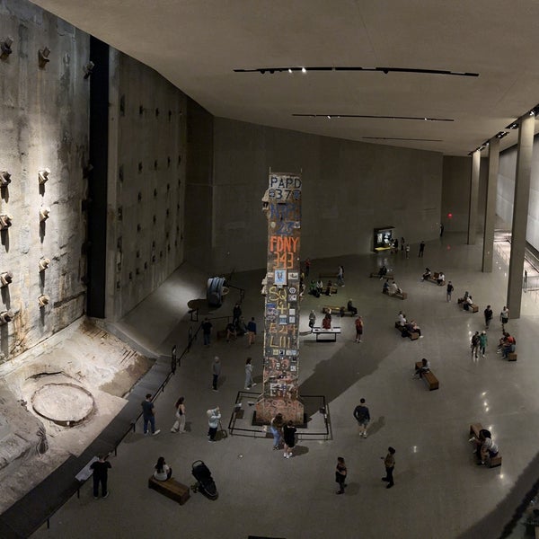 รูปภาพถ่ายที่ National September 11 Memorial Museum โดย Mariana S. เมื่อ 5/8/2023