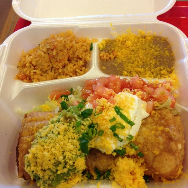 รูปภาพถ่ายที่ Carolina&#39;s Mexican Food โดย Monica ♫ เมื่อ 2/15/2013