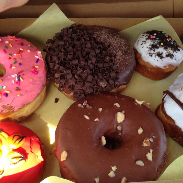 รูปภาพถ่ายที่ Crafted Donuts โดย Jeff H. เมื่อ 3/29/2015