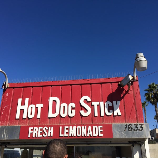 Das Foto wurde bei Hot Dog on a Stick von Jeff H. am 11/13/2016 aufgenommen