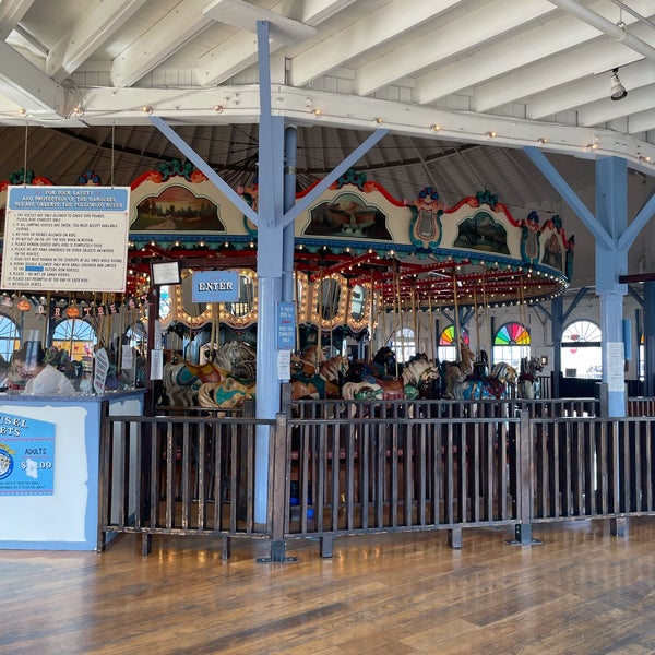 Foto tirada no(a) Santa Monica Pier Carousel por michelle em 10/8/2021