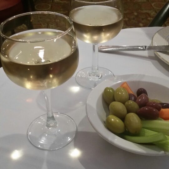 Foto tomada en Marbella Restaurant  por LEO E. el 5/19/2014