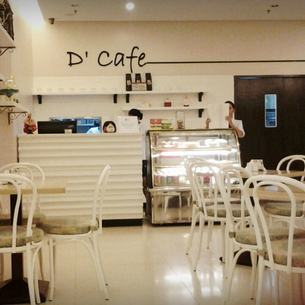 Photo taken at D&#39; Cafe by Leigh P. on 9/14/2013