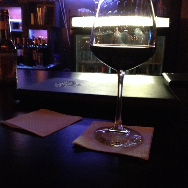 Photo prise au Therapy Brew Bar &amp; Wine Lounge par April M. le2/15/2014