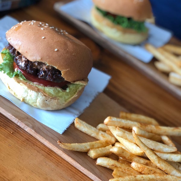 10/21/2019 tarihinde Ayşe K.ziyaretçi tarafından Cafe Burger 85'de çekilen fotoğraf