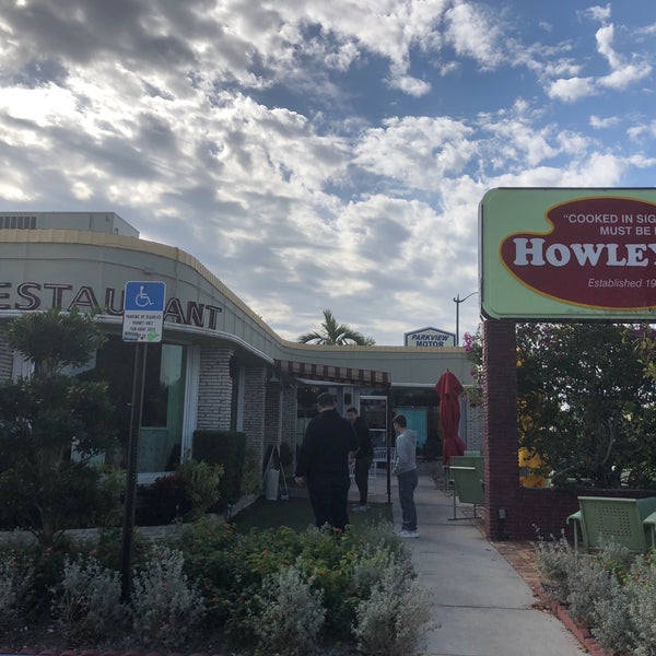 Foto diambil di Howley&#39;s Restaurant oleh Ala S. pada 1/25/2019