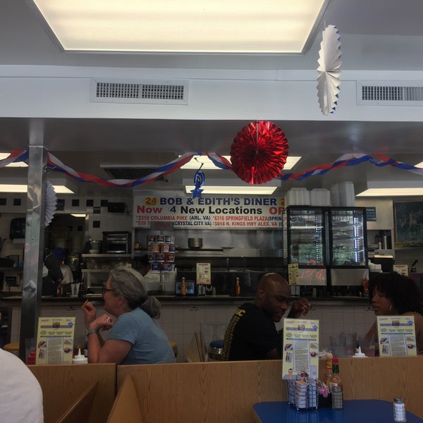 Photo taken at Bob &amp; Edith&#39;s Diner by Amos Z. on 7/4/2018