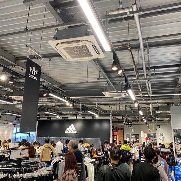 アディダスファクトリーアウトレット Sporting Goods Shop アディダスファクトリーアウトレット Sporting Goods Shop