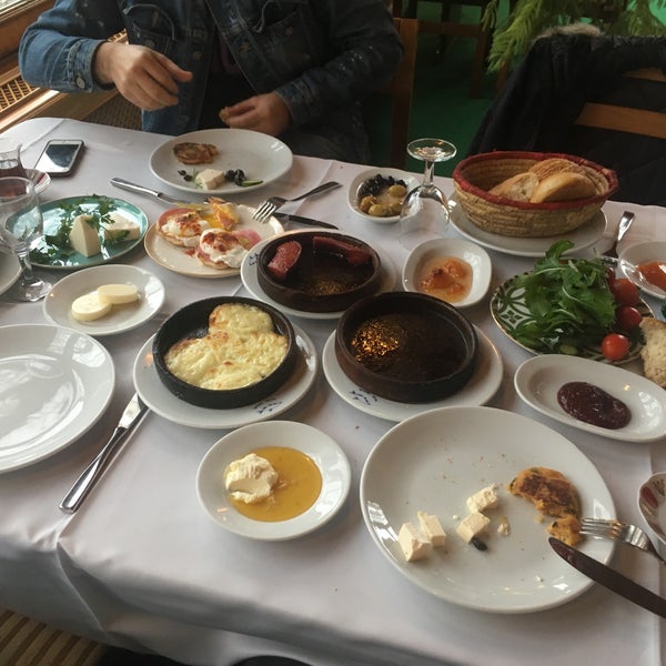 Das Foto wurde bei Acar Restaurant von Tarkan Y. am 2/23/2019 aufgenommen