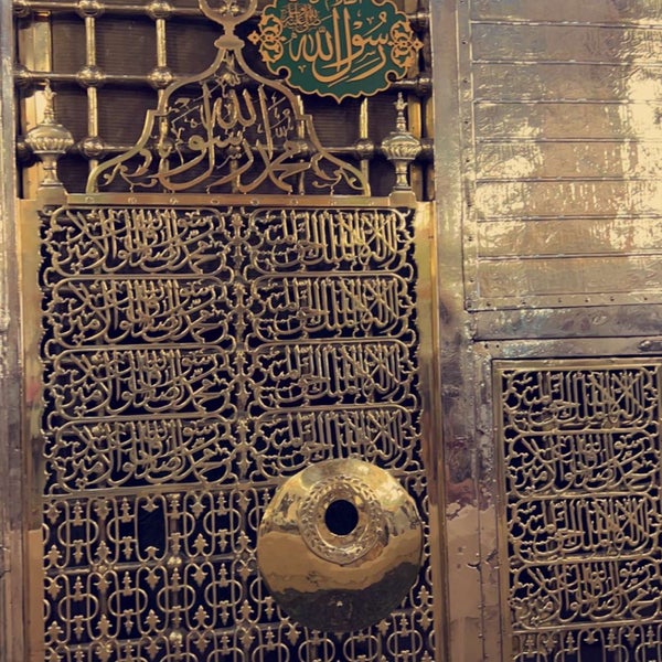 Photo taken at قبر الرسول صلى الله عليه وسلم Tomb of the Prophet (peace be upon him) by عبدالمجيد ا. on 8/18/2022