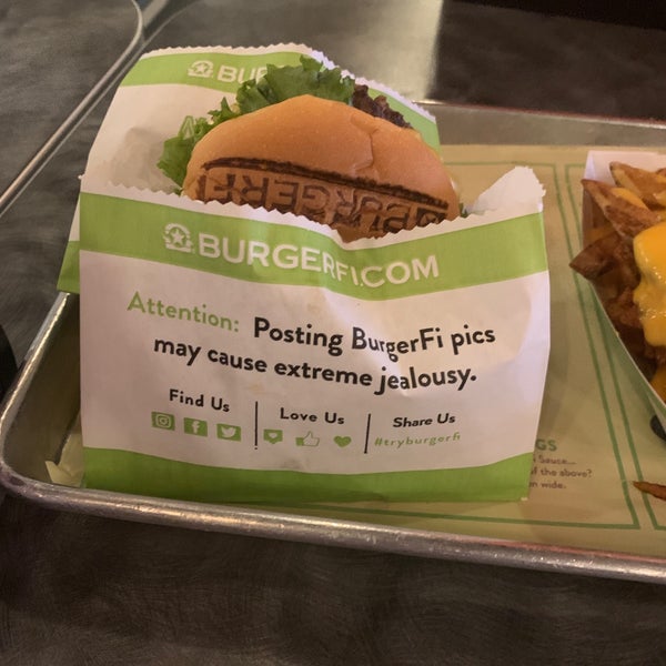 Photo prise au BurgerFi par 𖤐. le7/16/2019