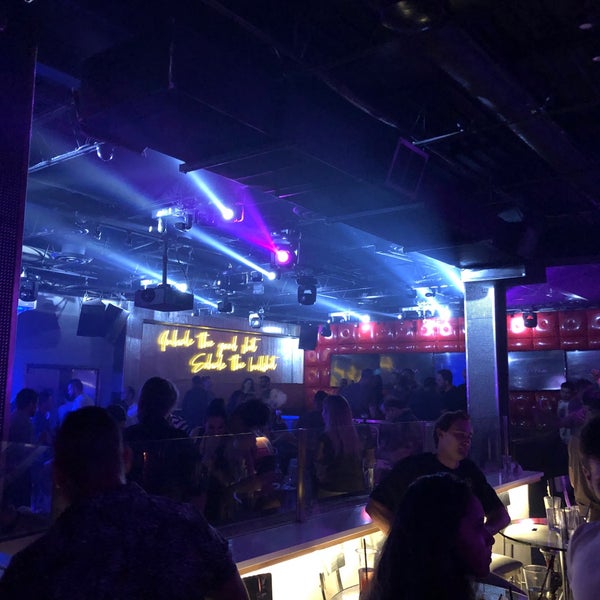 Foto tirada no(a) DarNa Restaurant and Lounge por A G. em 7/26/2019