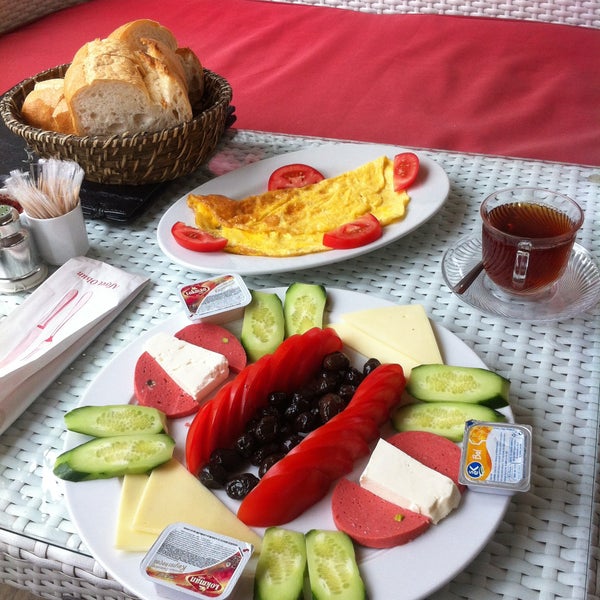 Das Foto wurde bei Ayışığı Cafe Nargile ve Restaurant von ozcank o. am 5/9/2013 aufgenommen