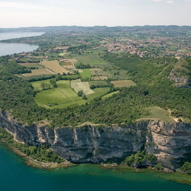 Promontorio (metri 218) a picco sul Lago in bellissima posizione panoramica. Qui sorgeva un castelllo in epoca longobarda.