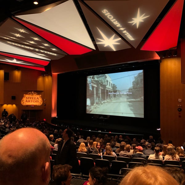 Foto diambil di Tribeca Performing Arts Center oleh Sarah W. pada 4/30/2019