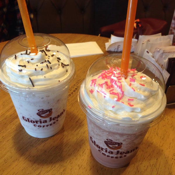 Photo taken at Gloria Jean&#39;s Coffees by Güher A. on 5/1/2016