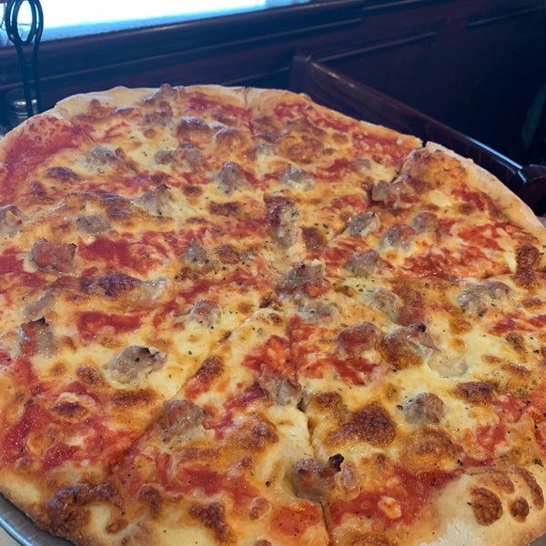 6/16/2019 tarihinde Eileen T.ziyaretçi tarafından Strawberry&#39;s Pub &amp; Pizza'de çekilen fotoğraf