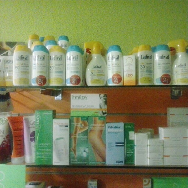 รูปภาพถ่ายที่ Farmacia DOLORES GOMEZ ROAN โดย Angel M. เมื่อ 4/21/2014