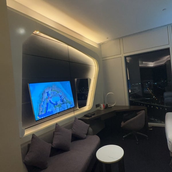Das Foto wurde bei V Hotel Dubai, Curio Collection by Hilton von 7skoo 💛💙 am 10/27/2023 aufgenommen