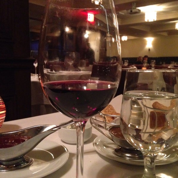 Foto diambil di Desmond&#39;s Steakhouse oleh Behnaz S. pada 11/30/2014