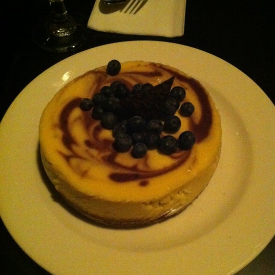 รูปภาพถ่ายที่ Finale Desserterie &amp; Bakery โดย Fresh S. เมื่อ 9/28/2012