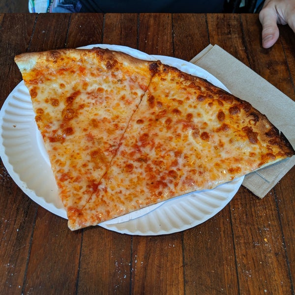 Foto tirada no(a) Champion Pizza por Alex K. em 5/18/2019