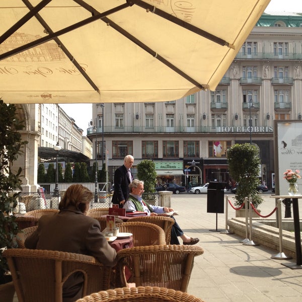Foto tirada no(a) Café Oper Wien por Friedrich C. em 4/17/2013