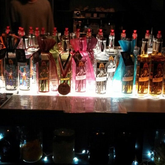 11/21/2013 tarihinde El R.ziyaretçi tarafından Syntax Spirits Distillery and Tasting Bar'de çekilen fotoğraf