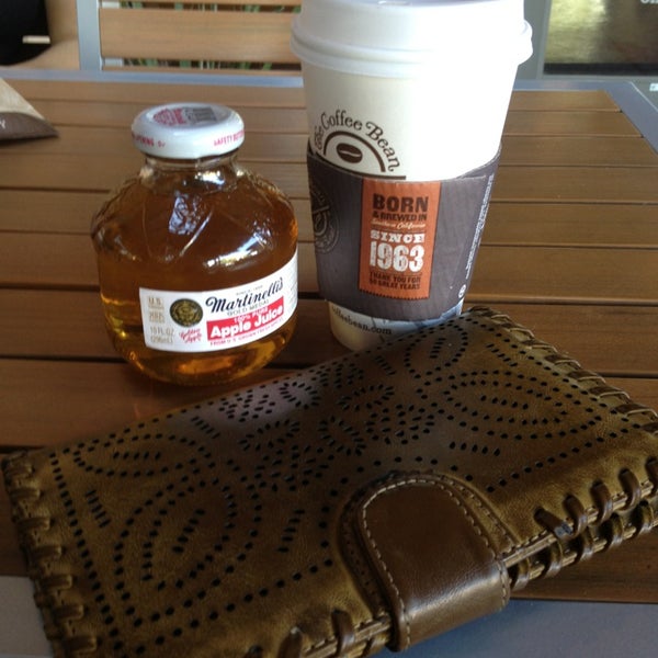 รูปภาพถ่ายที่ The Coffee Bean &amp; Tea Leaf โดย Meg S. เมื่อ 5/20/2013