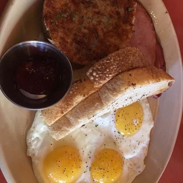Photo taken at Snooze, an A.M. Eatery by Esperanza U. on 3/10/2019