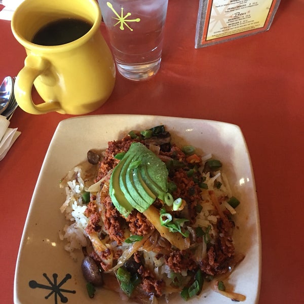 Photo taken at Snooze, an A.M. Eatery by Esperanza U. on 3/10/2019