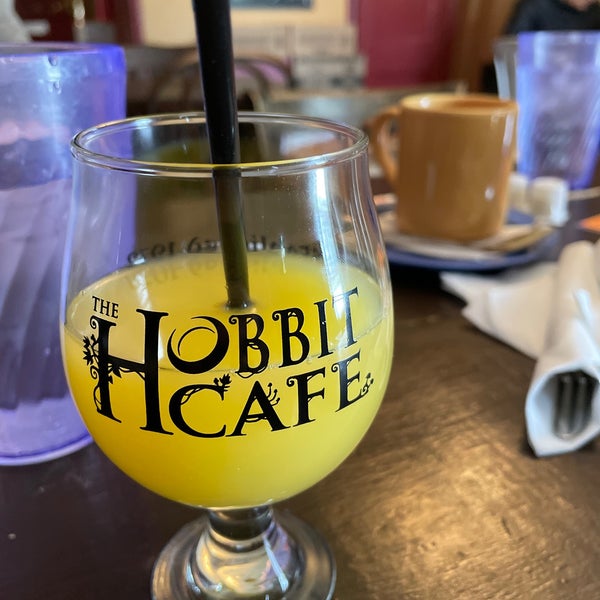 Foto scattata a Hobbit Cafe da Laura H. il 3/19/2023