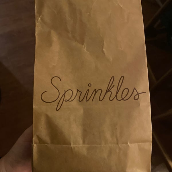 Photo taken at Sprinkles Cupcakes by Laura H. on 1/4/2023