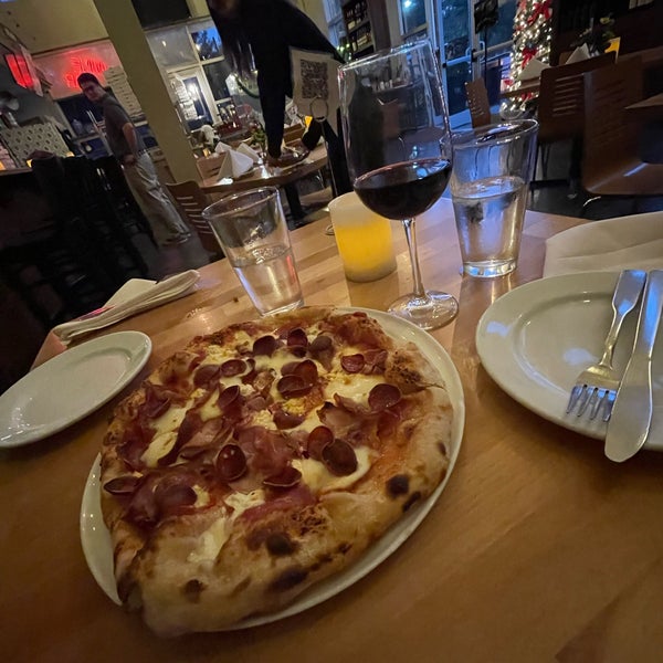 Photo prise au Pizzeria Solario par Laura H. le12/14/2021
