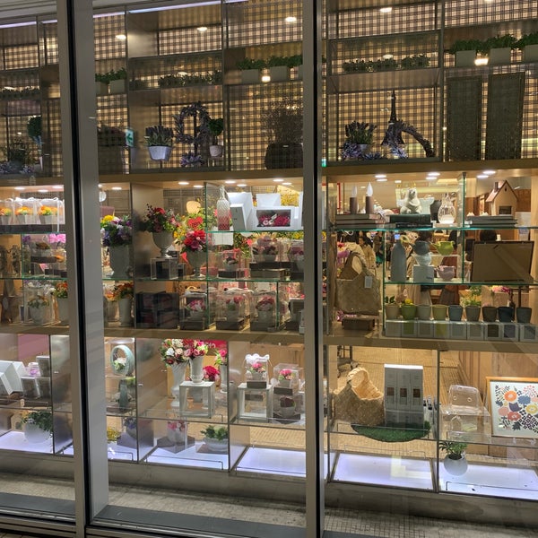 Photos At Hibiya Kadan Style Vif Flower Shop