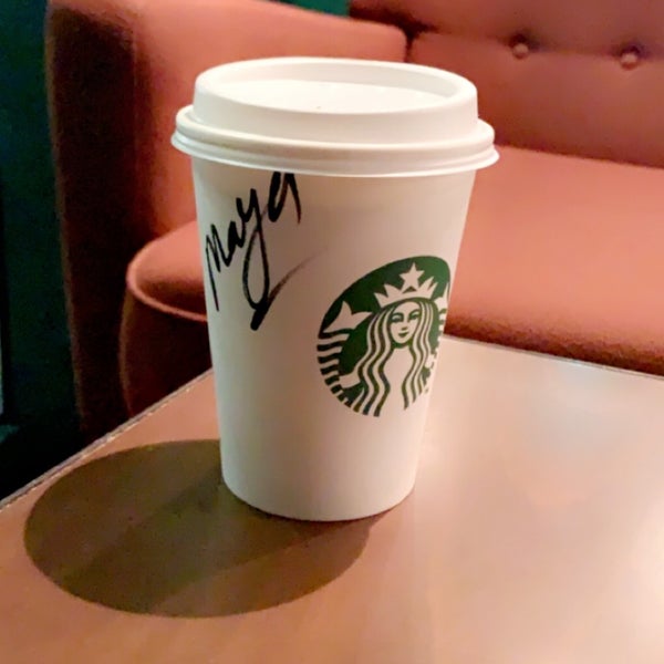 Foto tirada no(a) Starbucks por Maya em 8/3/2019