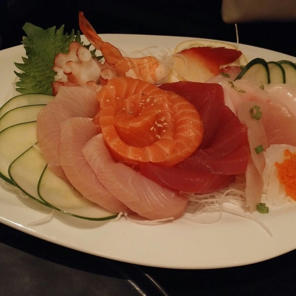 Снимок сделан в Seadog Sushi Bar пользователем Sus B. 5/21/2016