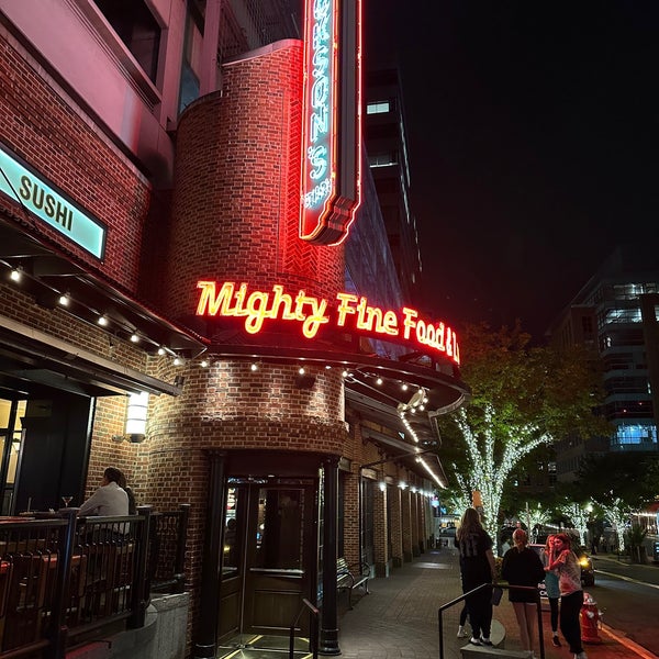 Снимок сделан в Jackson&#39;s Mighty Fine Food &amp; Lucky Lounge пользователем Tony C. 10/7/2022