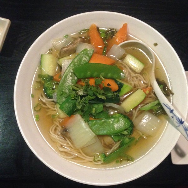 Foto tirada no(a) Ochatto Hand Drawn Noodles, Japanese Cuisine &amp; Bubble Tea por Leanne A. em 12/10/2014